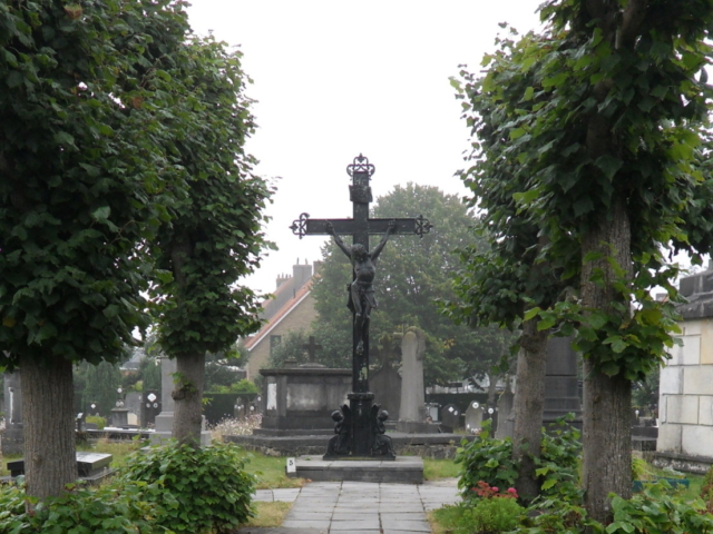 Kerkhof Sint-Michiels - hoofdingang met Calvariekruis