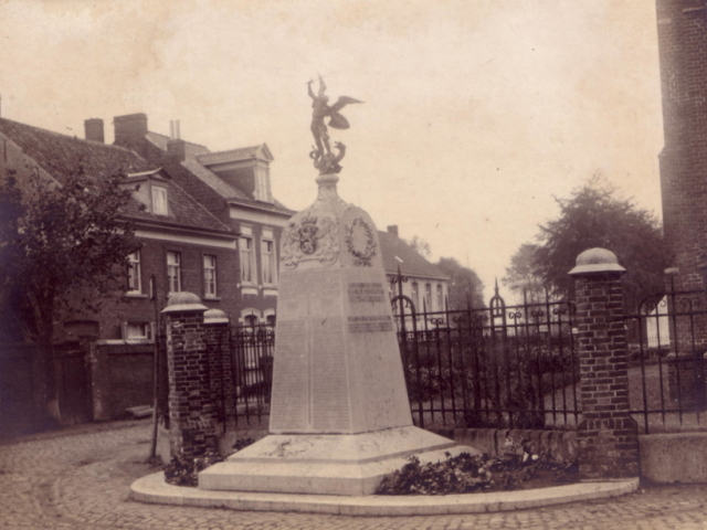 Ooorlogsmonument - hoek Dorpsstraat-Rijselstraat - 1920