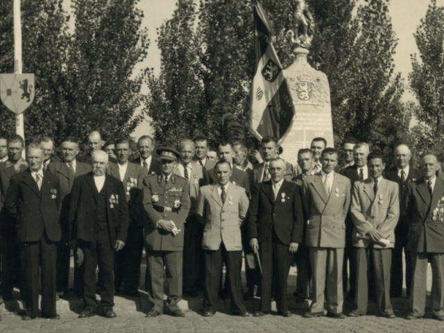 Oorlogsmonument - tussen pastorie en gemeenteschool - 1960