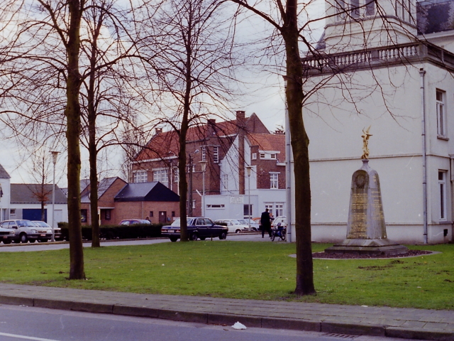 Oorlogsmonument - naast gemeentehuis - 1968
